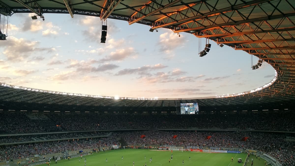Vista de las tribunas y el campo de un estadio de fútbol