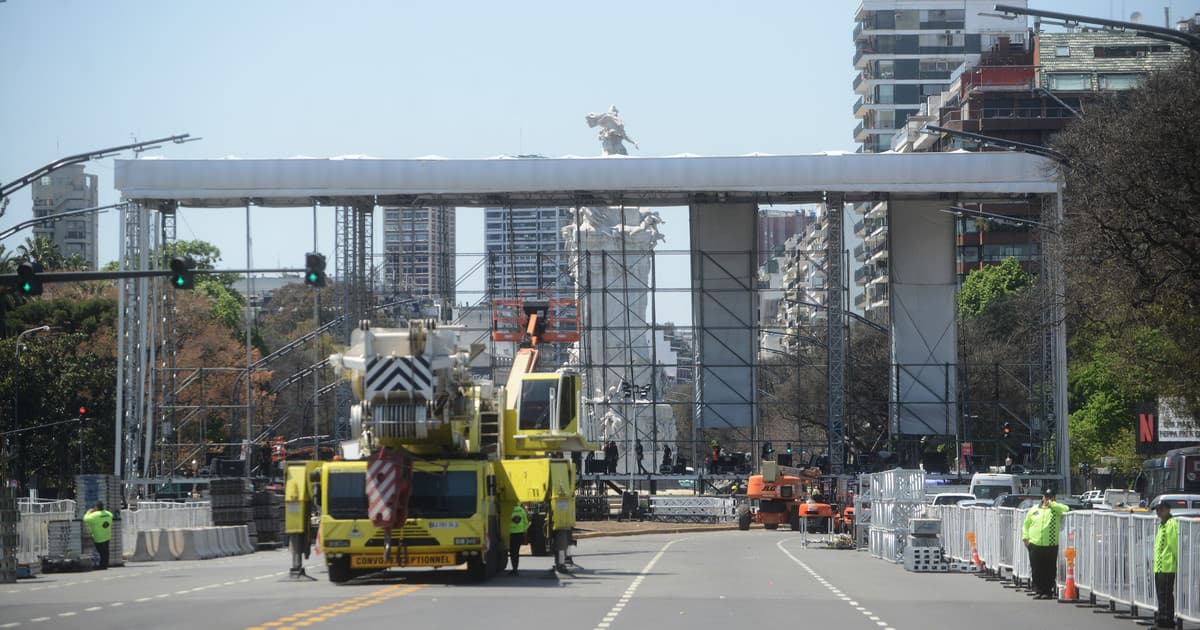 Stage under construction next to the Monumento a los Españoles in Palermo, Buenos Aires