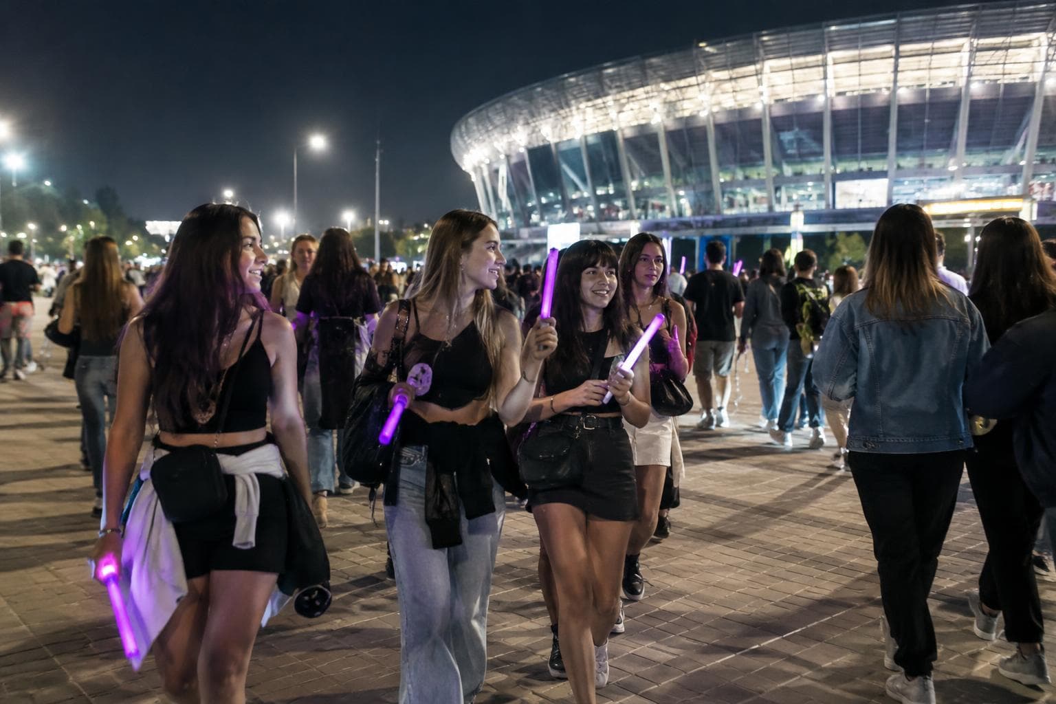 Fans cerca de un estadio en La Plata de noche.