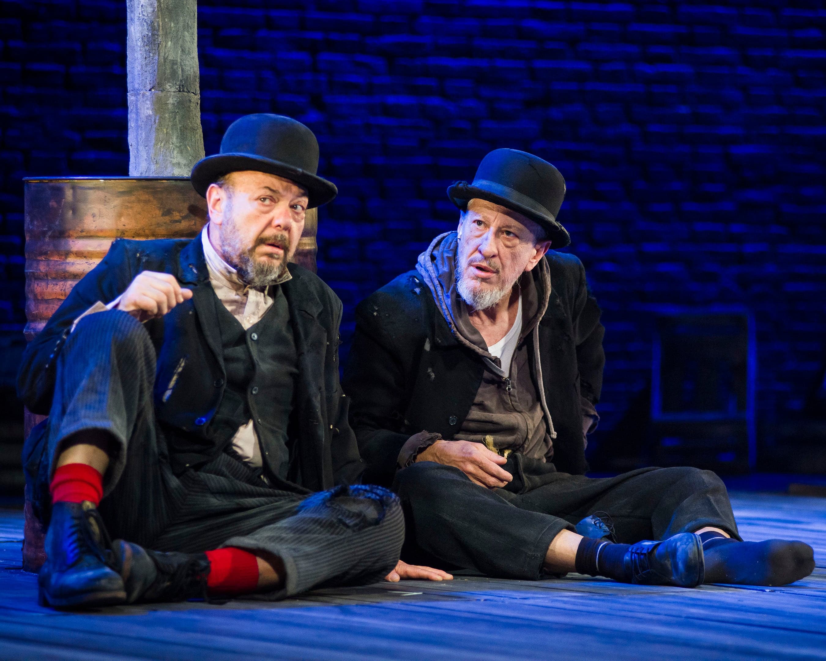 Escena de la puesta de Esperando a Godot en el Teatro Presidente Alvear de Buenos Aires