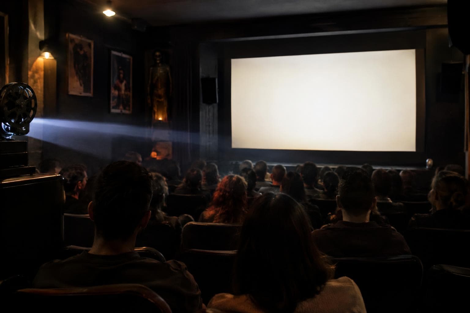 Una sala pequeña con público y proyector antes de una función de cine fantástico.
