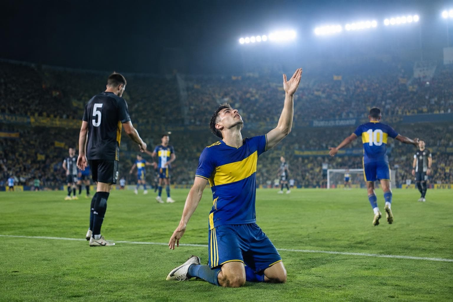 Un partido de fútbol nocturno en un estadio argentino, sin logos visibles.