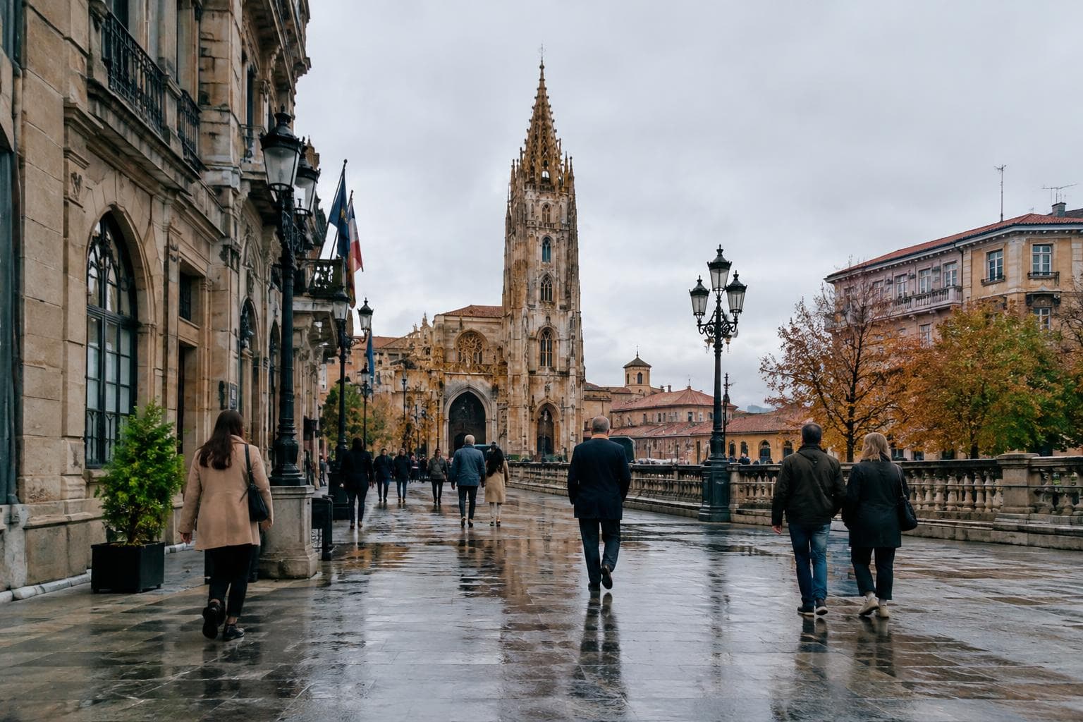 Una calle de Oviedo en una jornada otoñal de premios, con personas genéricas de espaldas y sin mostrar a Messi ni a individuos reales reconocibles.