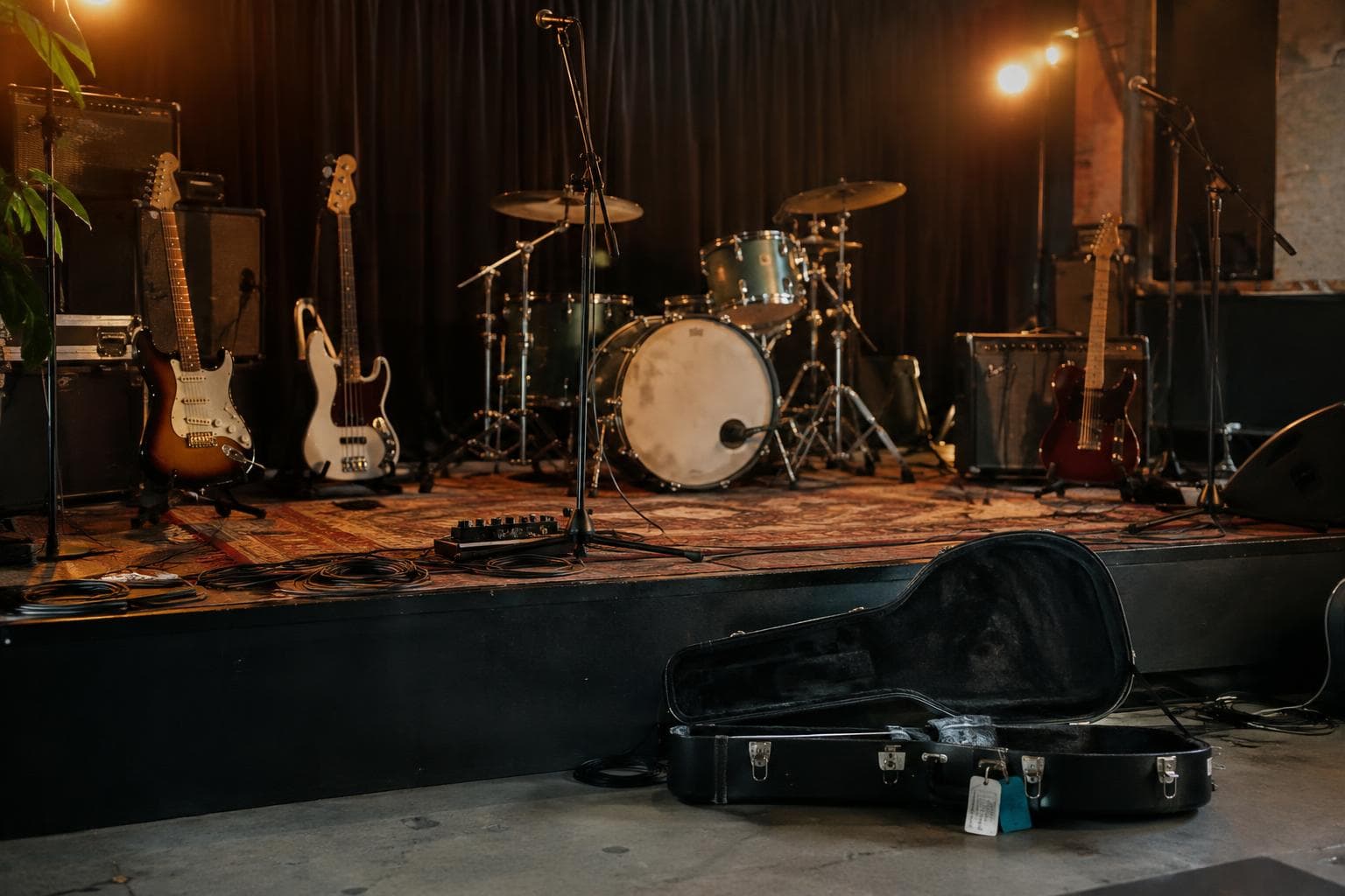 Un escenario chico con instrumentos de rock listos para una gira.