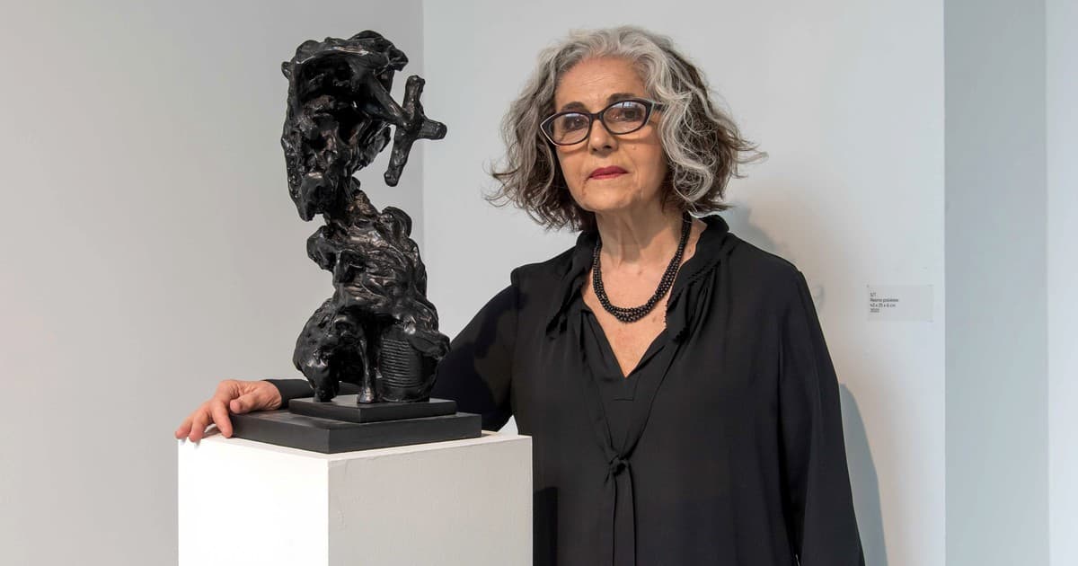Imagen de la muestra de Catalina Chervin con dibujos y esculturas en una galería de Buenos Aires