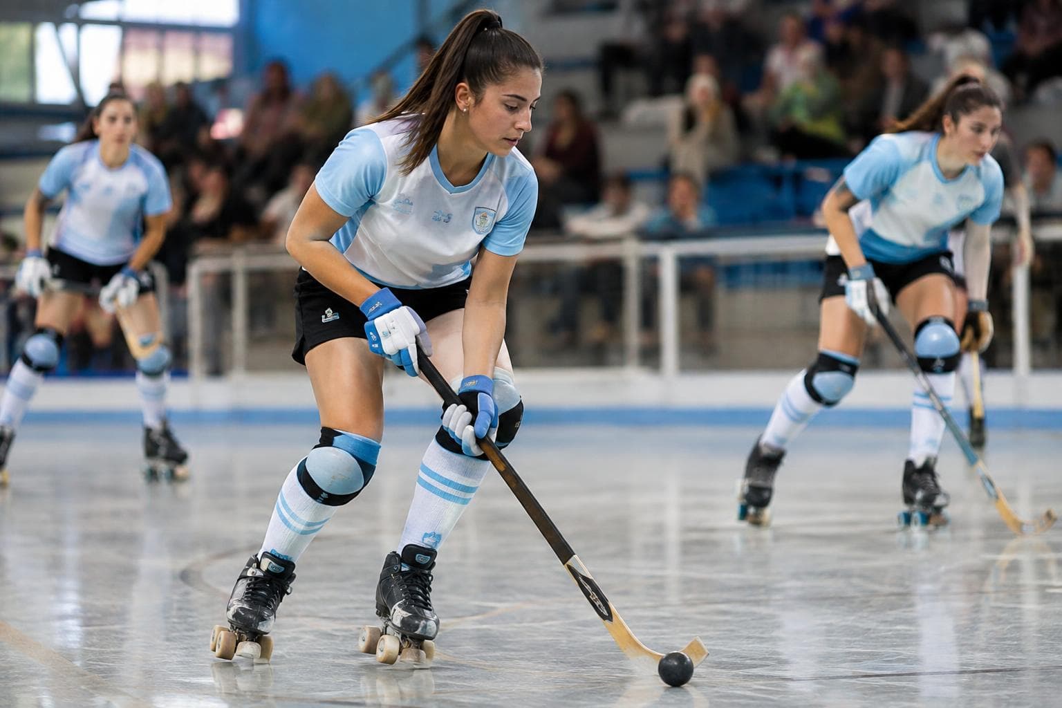 Jugadoras de hockey sobre patines en una pista cubierta.